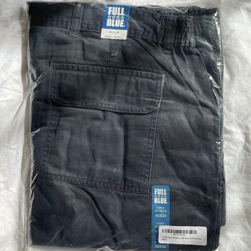 New man’s cargo pants in navy